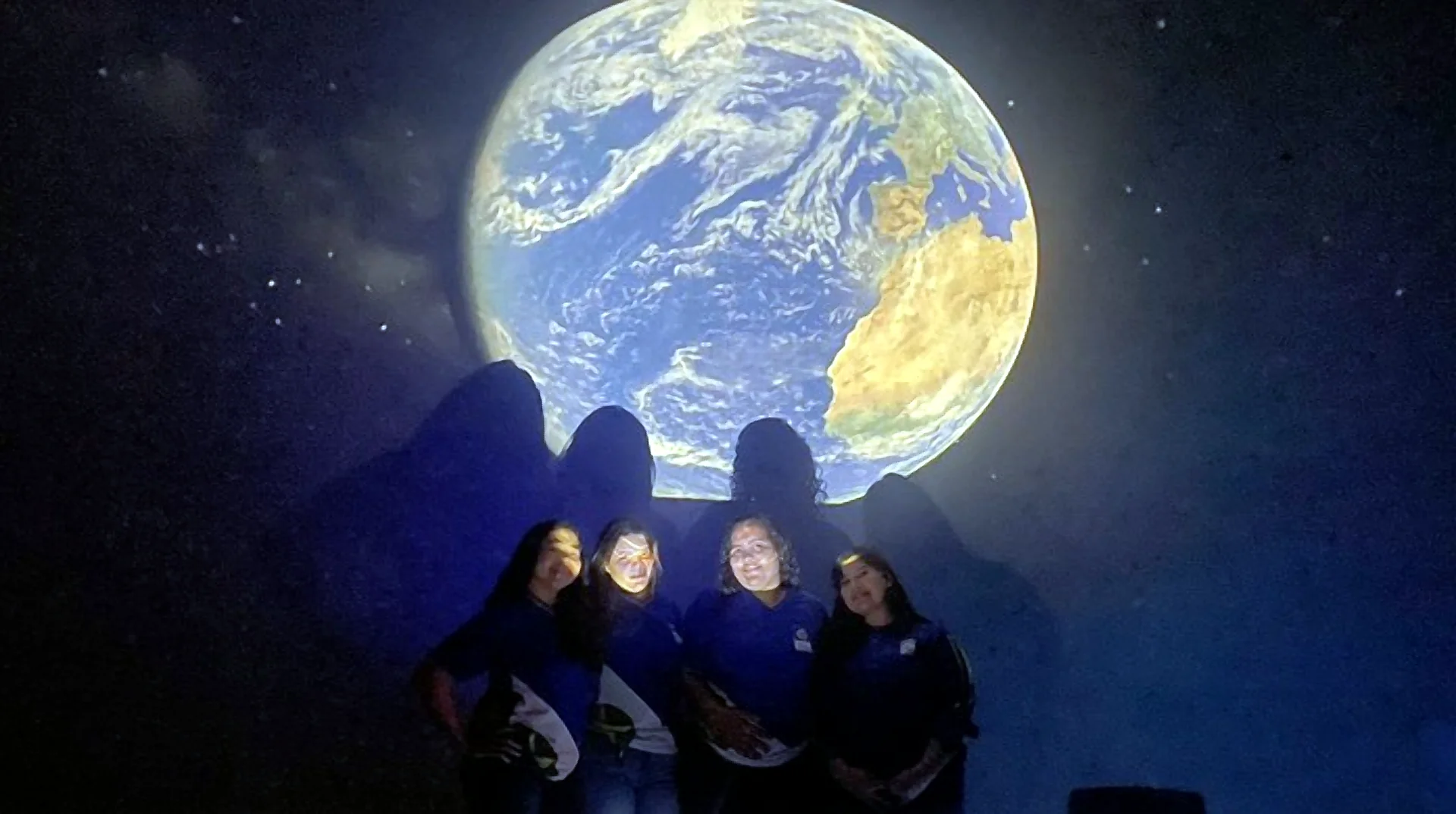 Visitantes no planetário digital do MT Ciências